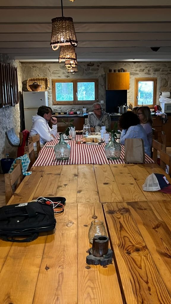 Comedor de la masía — espacio de comunidad y descanso entre prácticas