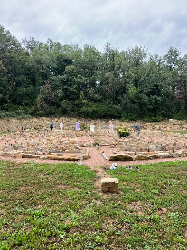 Laberinto ZEN — Práctica energética grupal al aire libre