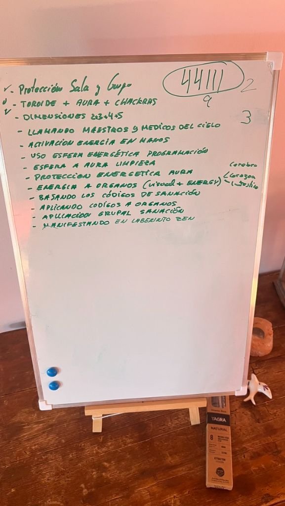 Pizarra con el programa del retiro — códigos de sanación cuántica