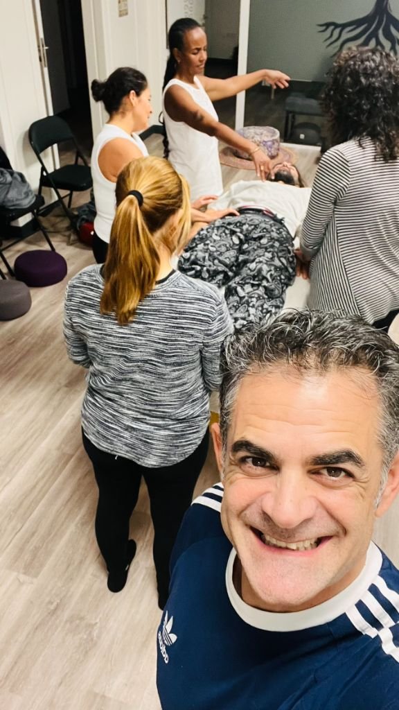 David Moreno y participantes durante una práctica energética grupal